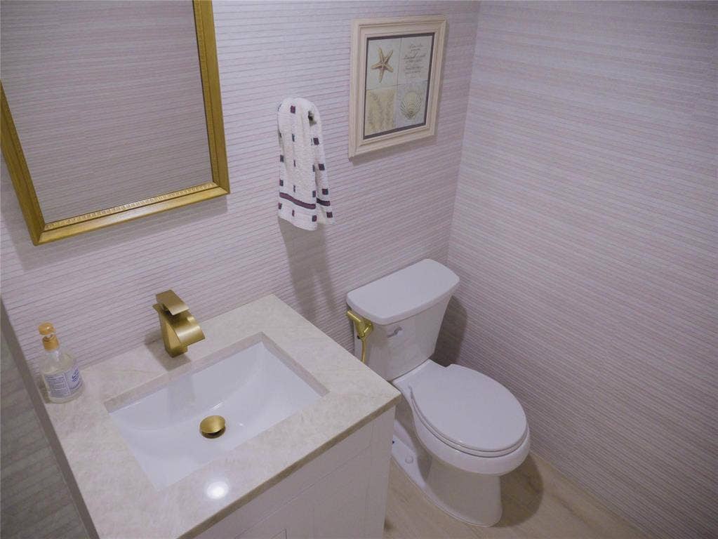 2000 S Ocean Boulevard, #2p, Lauderdale By The Sea, Lauderdale By The Sea, FL 33062 Guest bath