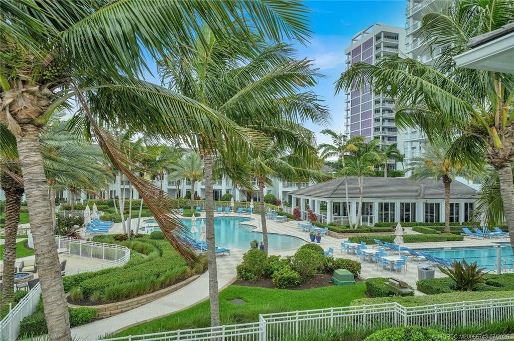 104 Water Club N, North Palm Beach, FL 33408 Side yard view of Resort Pool area