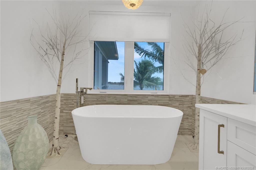 104 Water Club N, North Palm Beach, FL 33408 Soaking tub