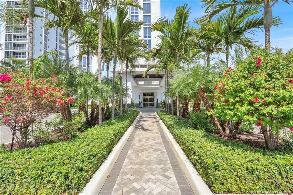 104 Water Club N, North Palm Beach, FL 33408 Front Entry to lobby