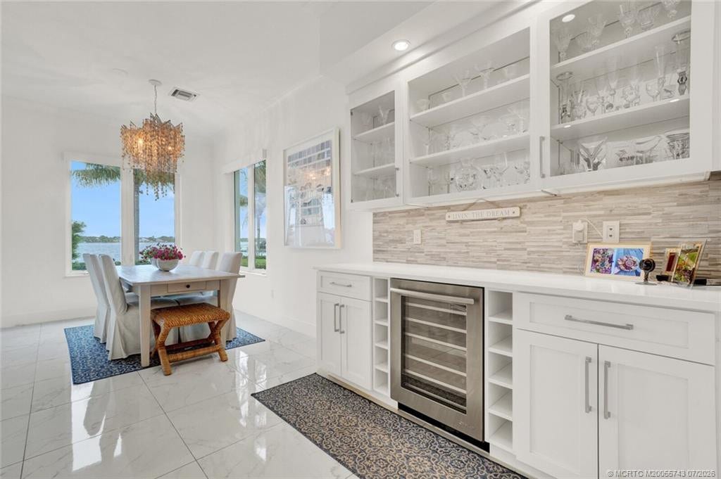 104 Water Club N, North Palm Beach, FL 33408 Bar with wine refrigerator