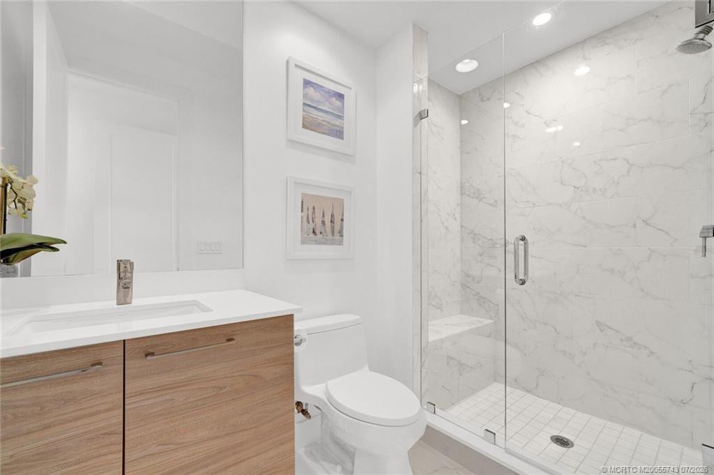 104 Water Club N, North Palm Beach, FL 33408 Third bath