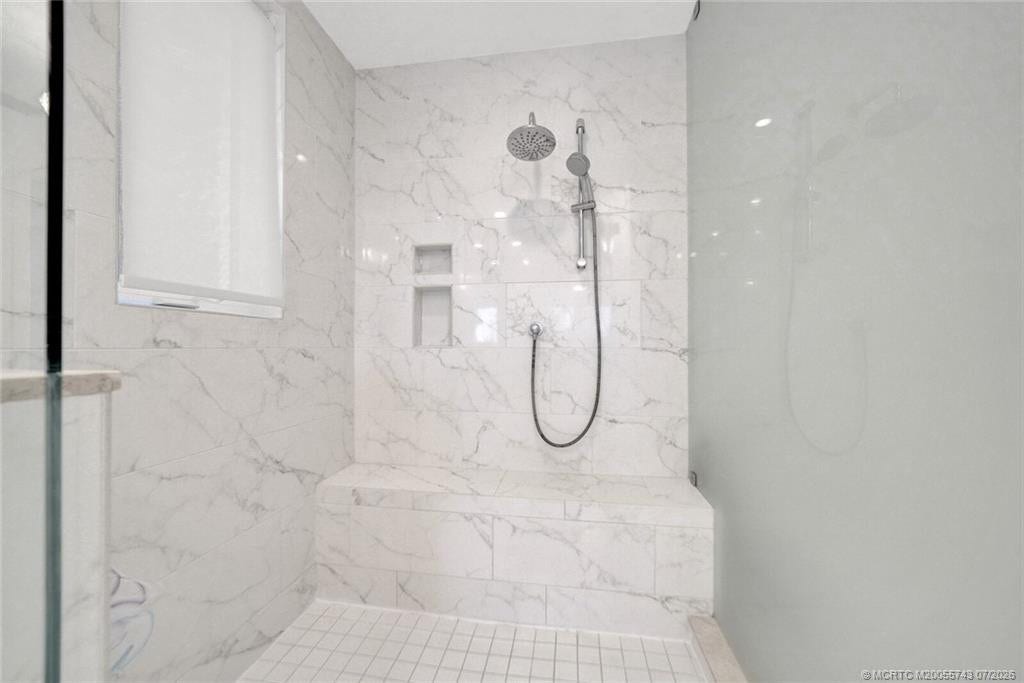 104 Water Club N, North Palm Beach, FL 33408 Walk in shower