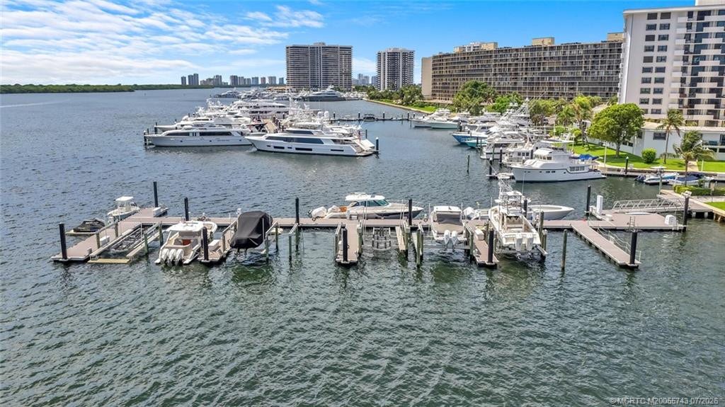 104 Water Club N, North Palm Beach, FL 33408 Community dock with fuel station. Suitable for Day parking
