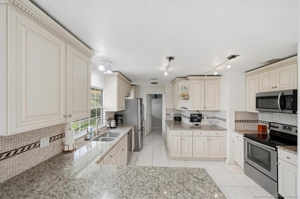 1357 SE Oakmont Lane SE, Port St Lucie, FL 34952 Photo 2