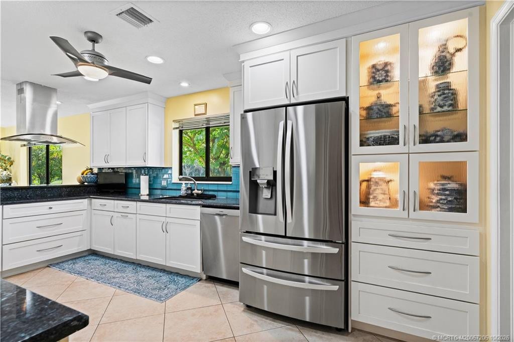 1423 SW Troon Circle, Palm City, FL 34990 Brand new refrigerator