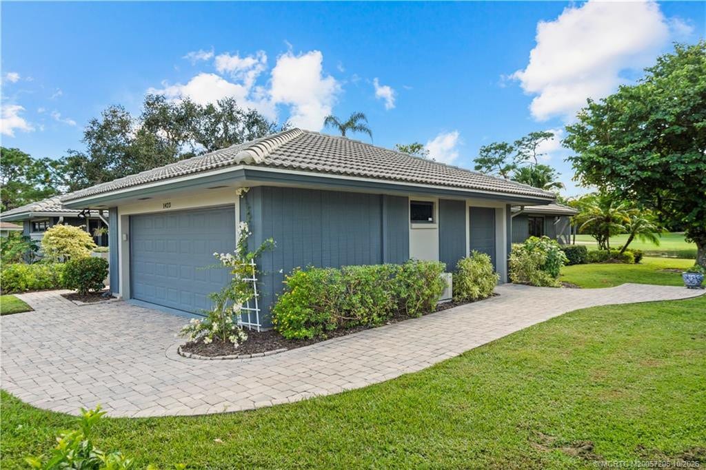 1423 SW Troon Circle, Palm City, FL 34990 Large 2 car Garage PLUS golf cart garage