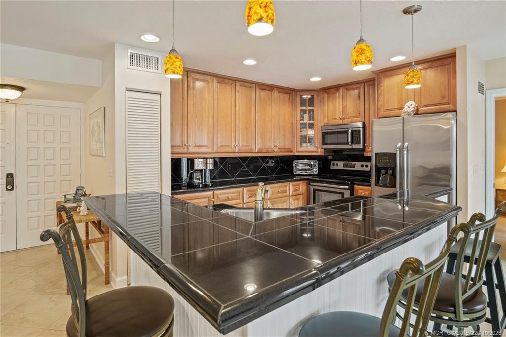1800 SE Saint Lucie Boulevard, #9-105, Stuart, FL 34996 L shaped granite island easily sits 5