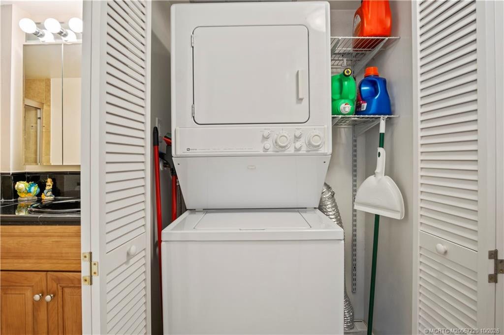 1800 SE Saint Lucie Boulevard, #9-105, Stuart, FL 34996 washer/dryer a must