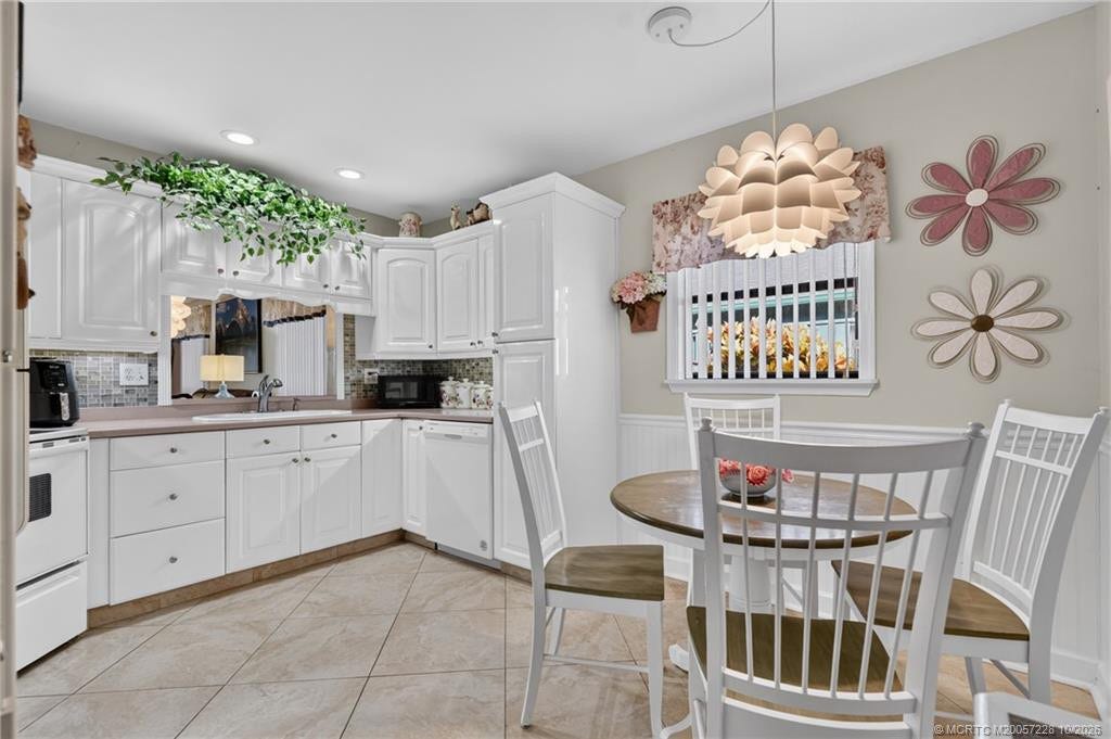Eat in kitchen
