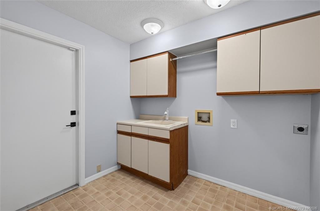 2118 NE Ginger Terrace, Jensen Beach, FL 34957 Laundry