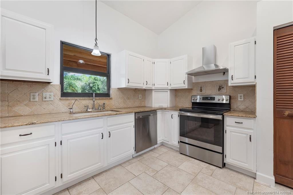 5820 SW Grove Street, Palm City, FL 34990 Kitchen with solid oak cabinets and granite counters.