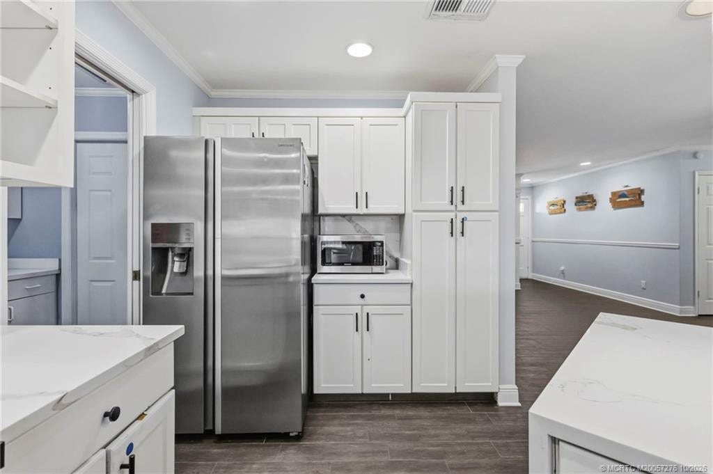 2657 SW Harem Circle, Port St Lucie, FL 34953 Generous cabinet space