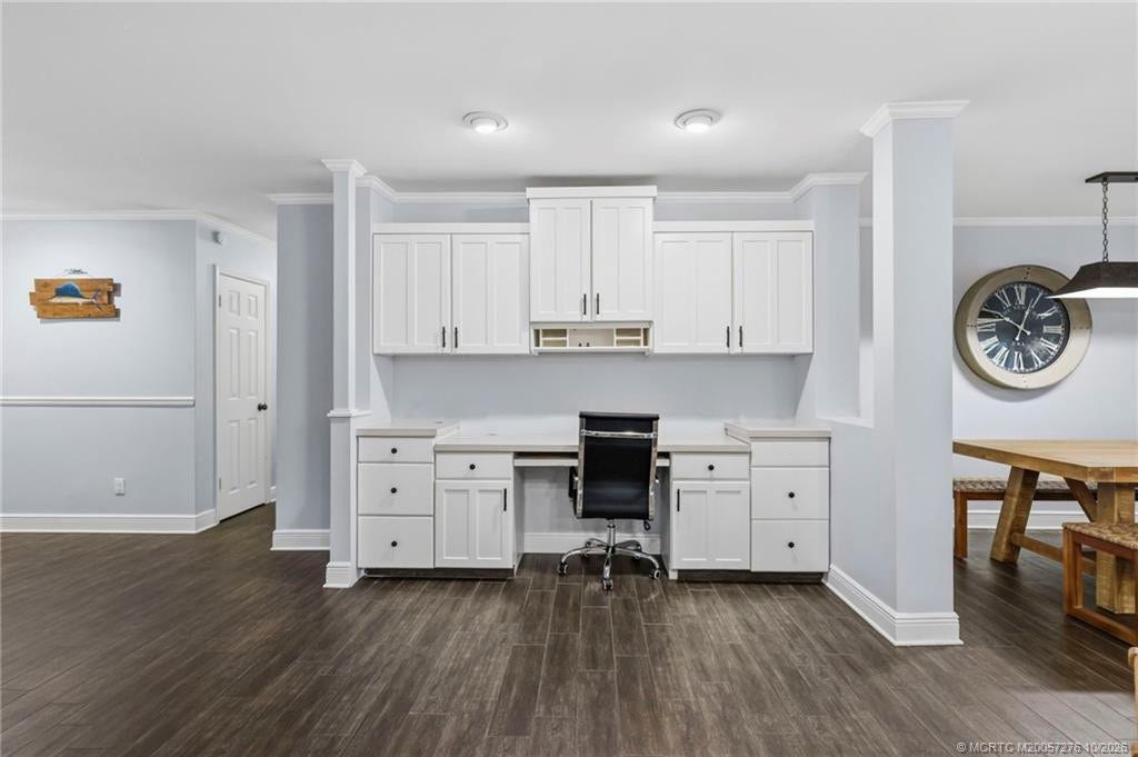 2657 SW Harem Circle, Port St Lucie, FL 34953 Thoughtfully designed open floor plan with a convenient built-in workspace