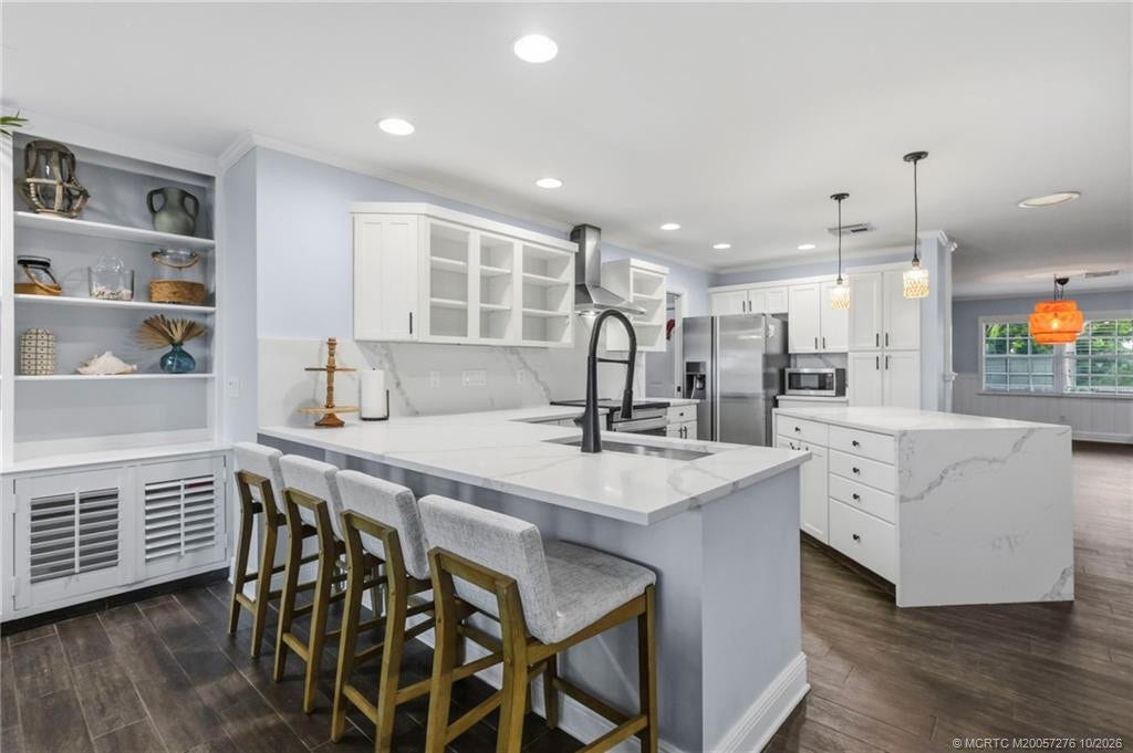 2657 SW Harem Circle, Port St Lucie, FL 34953 Let your guests gather at this bar, making entertaining a breeze