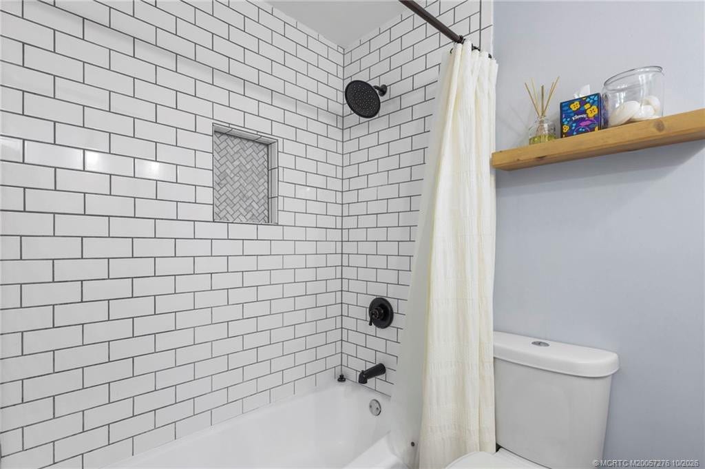 2657 SW Harem Circle, Port St Lucie, FL 34953 Stylish guest bath