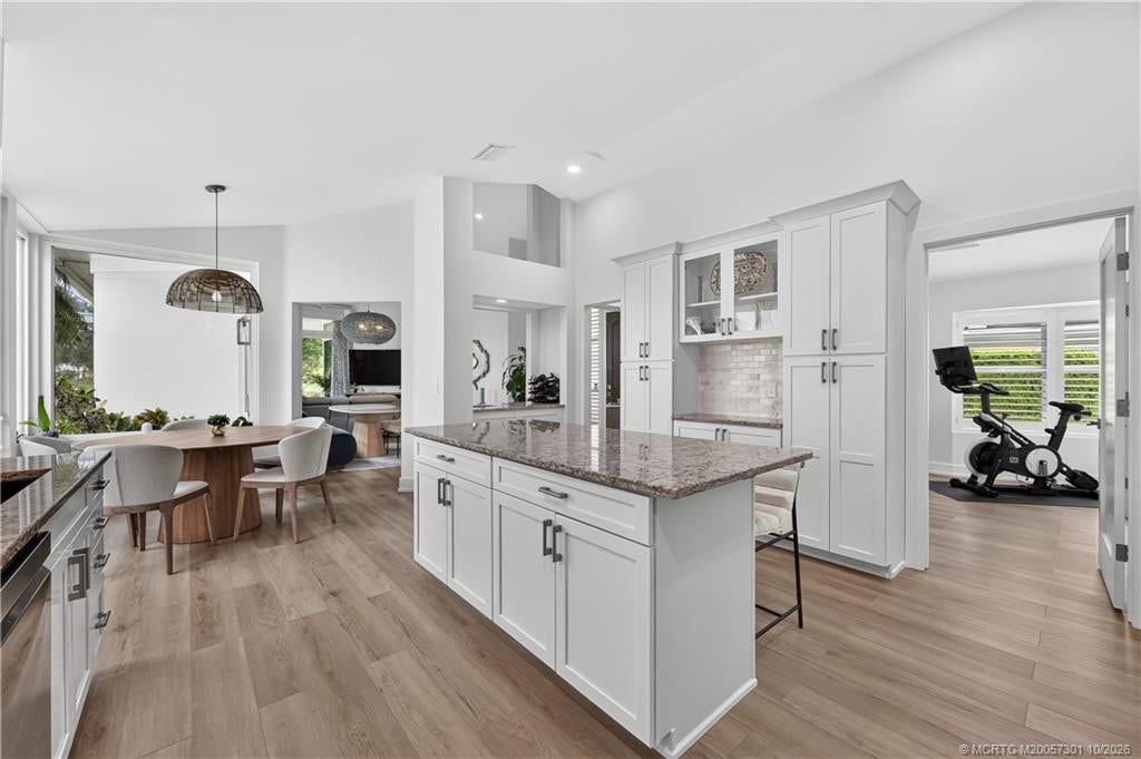 Kitchen, island, eat in dining