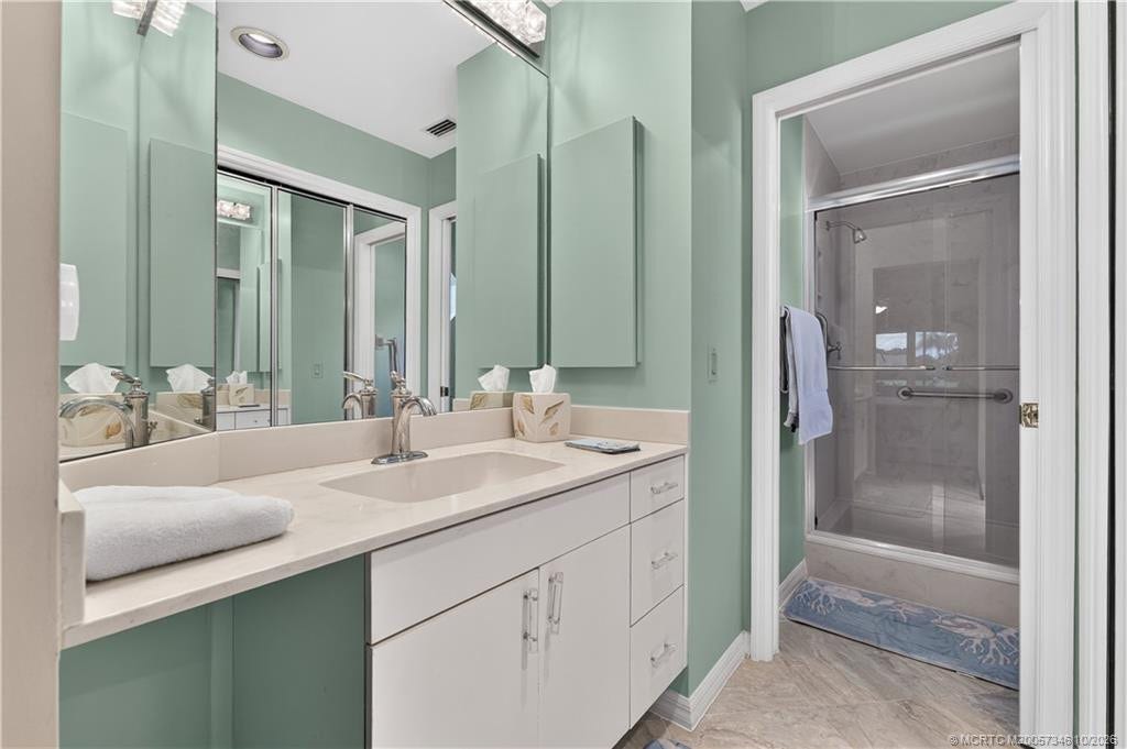 1642 NW Sweet Bay Circle, Palm City, FL 34990 Guest Suite Bath