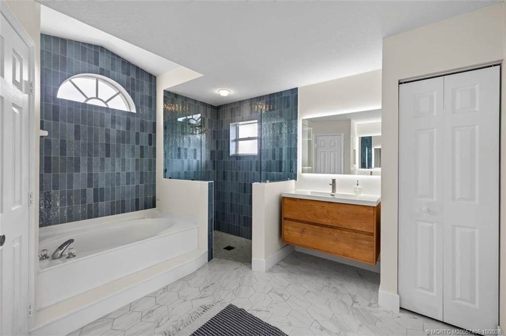 1812 NE Crabtree Lane, Jensen Beach, FL 34957 Primary Bath