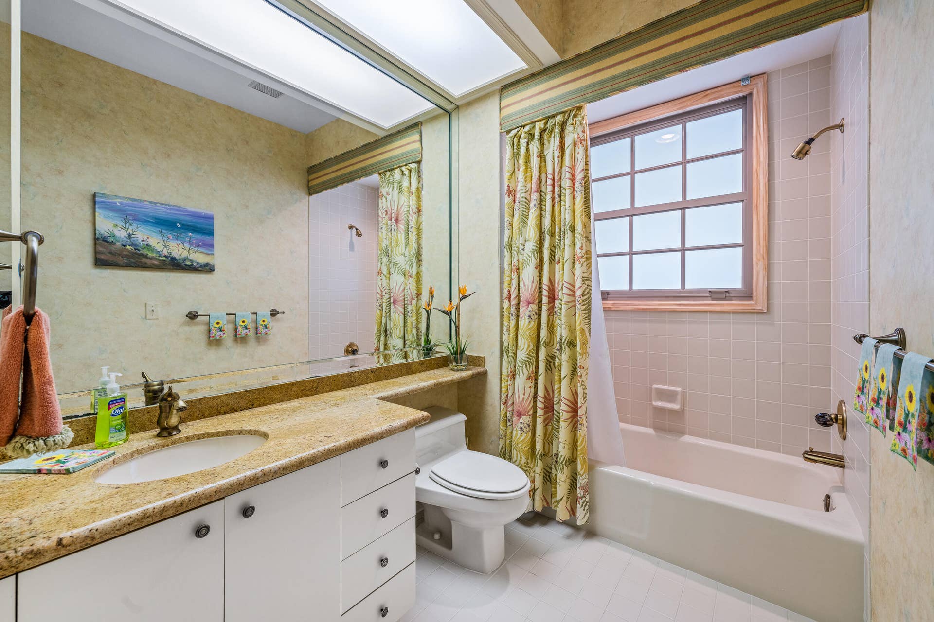 18065 SE Village Circle, Tequesta, FL 33469 Guest Bath