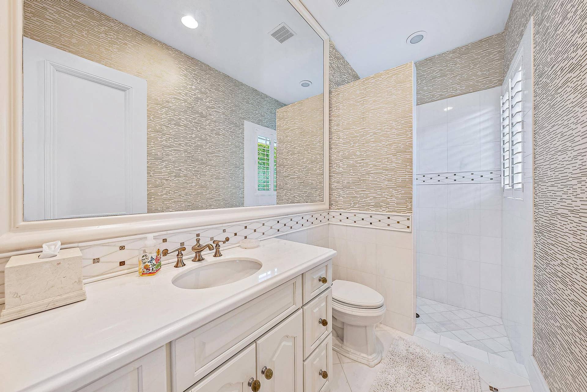 12008 SE Intracoastal Terrace, Jupiter, FL 33469 Guest Bath