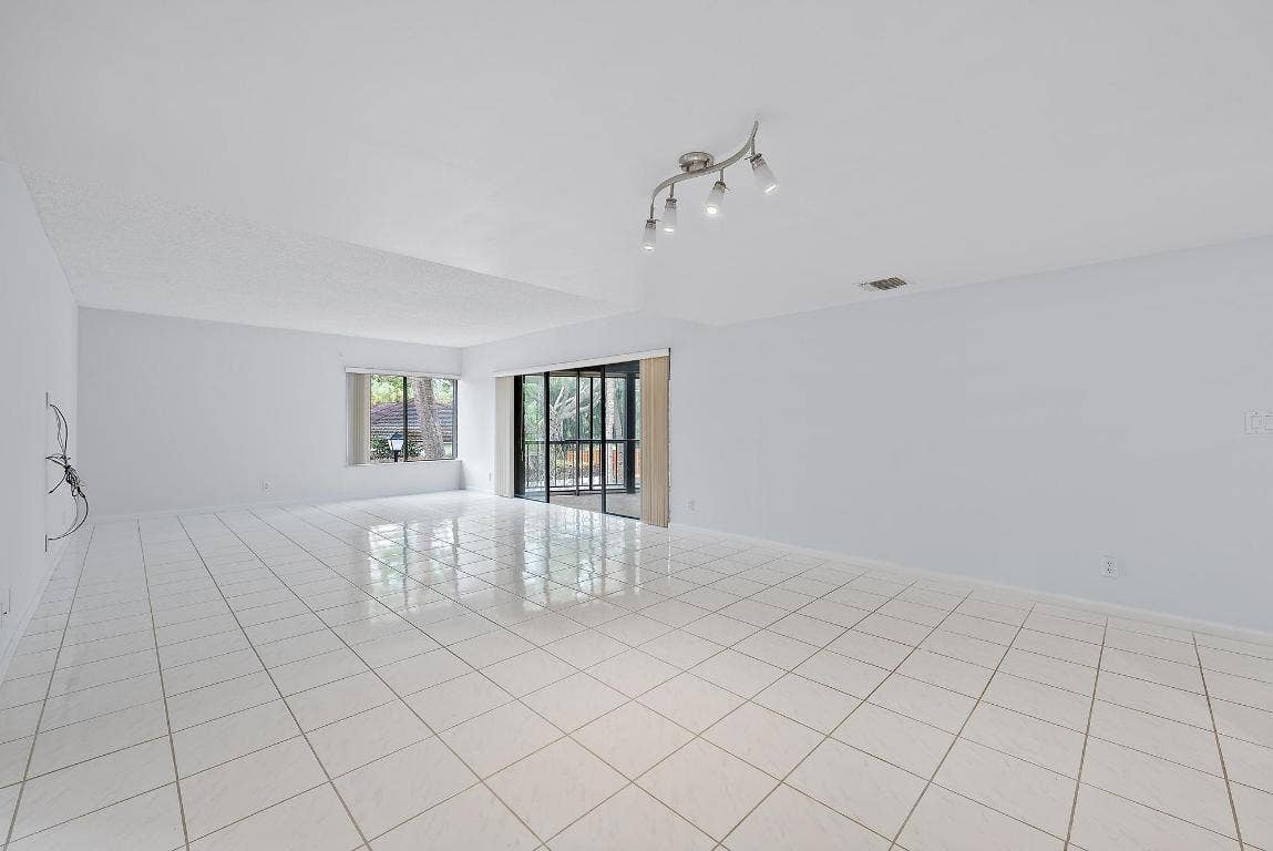 1660 Twelve Oaks Way, #205, North Palm Beach, FL 33408 1660 Twelve Oaks Way, #205, North Palm Beach, FL 33408