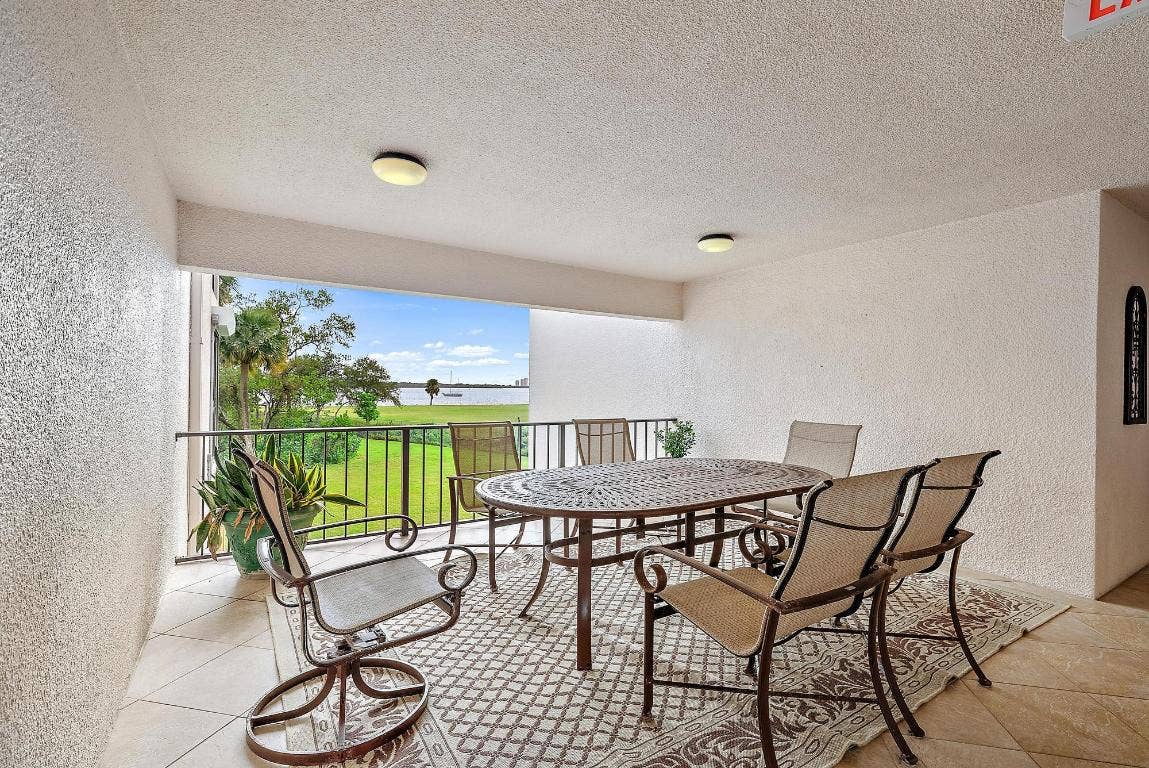 1660 Twelve Oaks Way, #205, North Palm Beach, FL 33408 1660 Twelve Oaks Way, #205, North Palm Beach, FL 33408