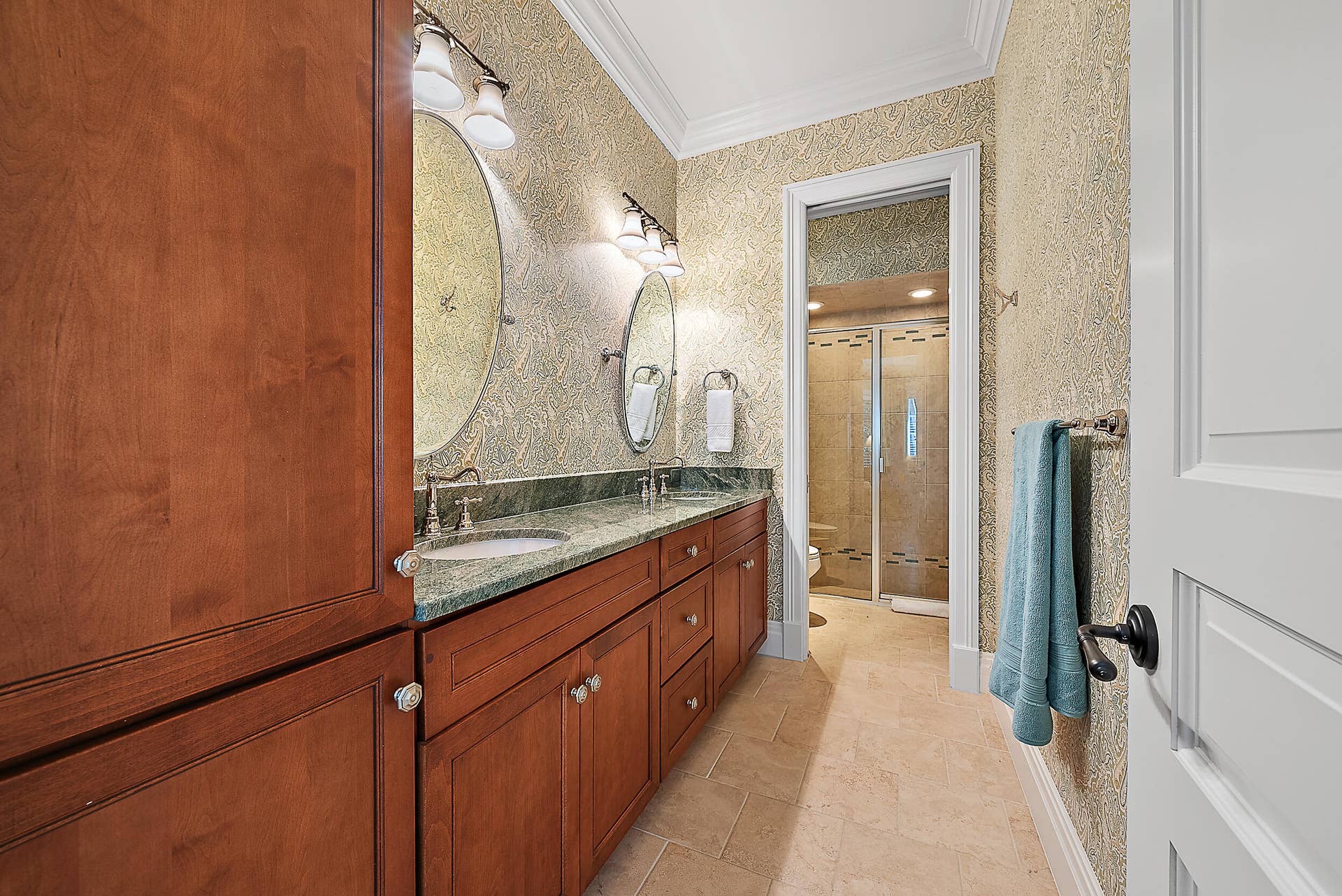 18246 SE Village Circle, Jupiter, FL 33469 Guest Bathroom
