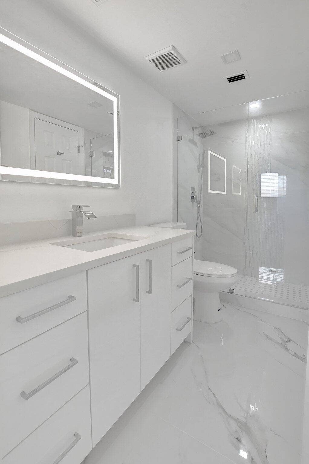 7076 Huntington Lane, #407, Delray Beach, FL 33446 Guest Bathroom