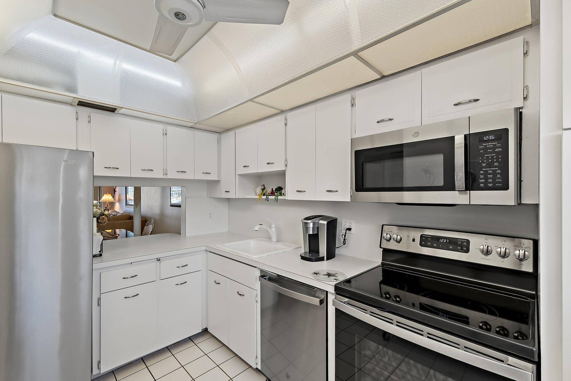 29 Yacht Club Drive, #302-D, North Palm Beach, FL 33408 Kitchen