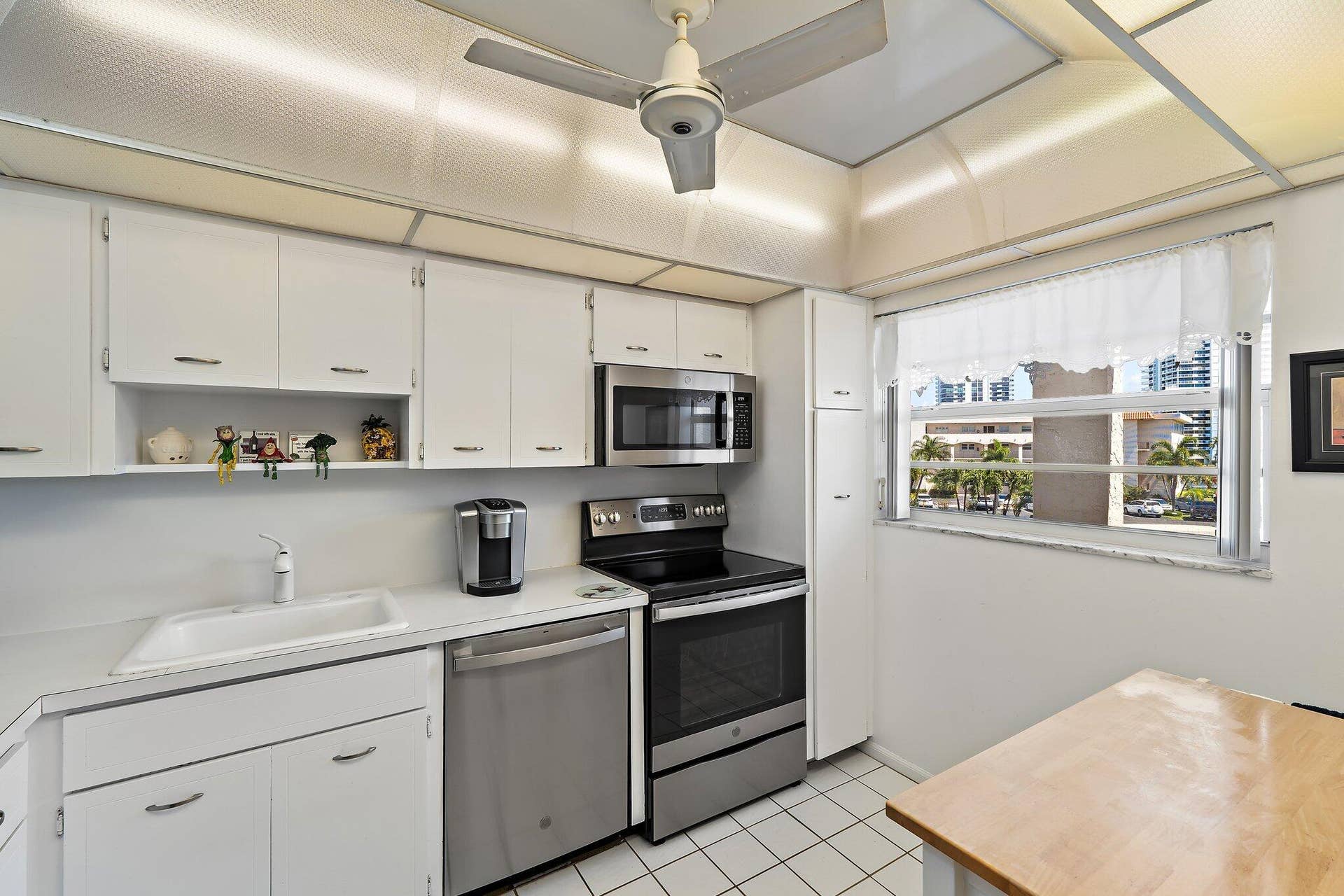 29 Yacht Club Drive, #302-D, North Palm Beach, FL 33408 Kitchen