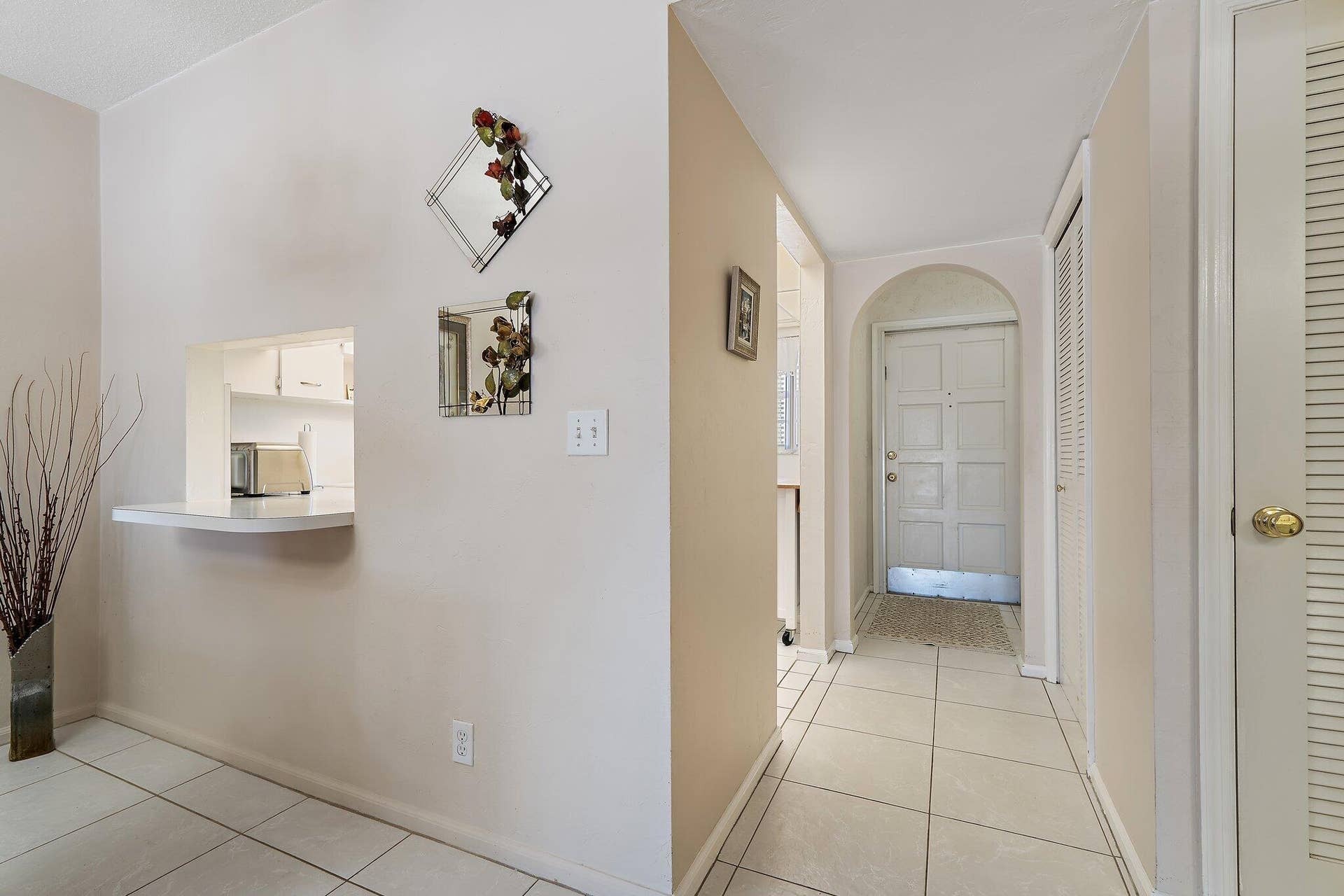 29 Yacht Club Drive, #302-D, North Palm Beach, FL 33408 Foyer Entry