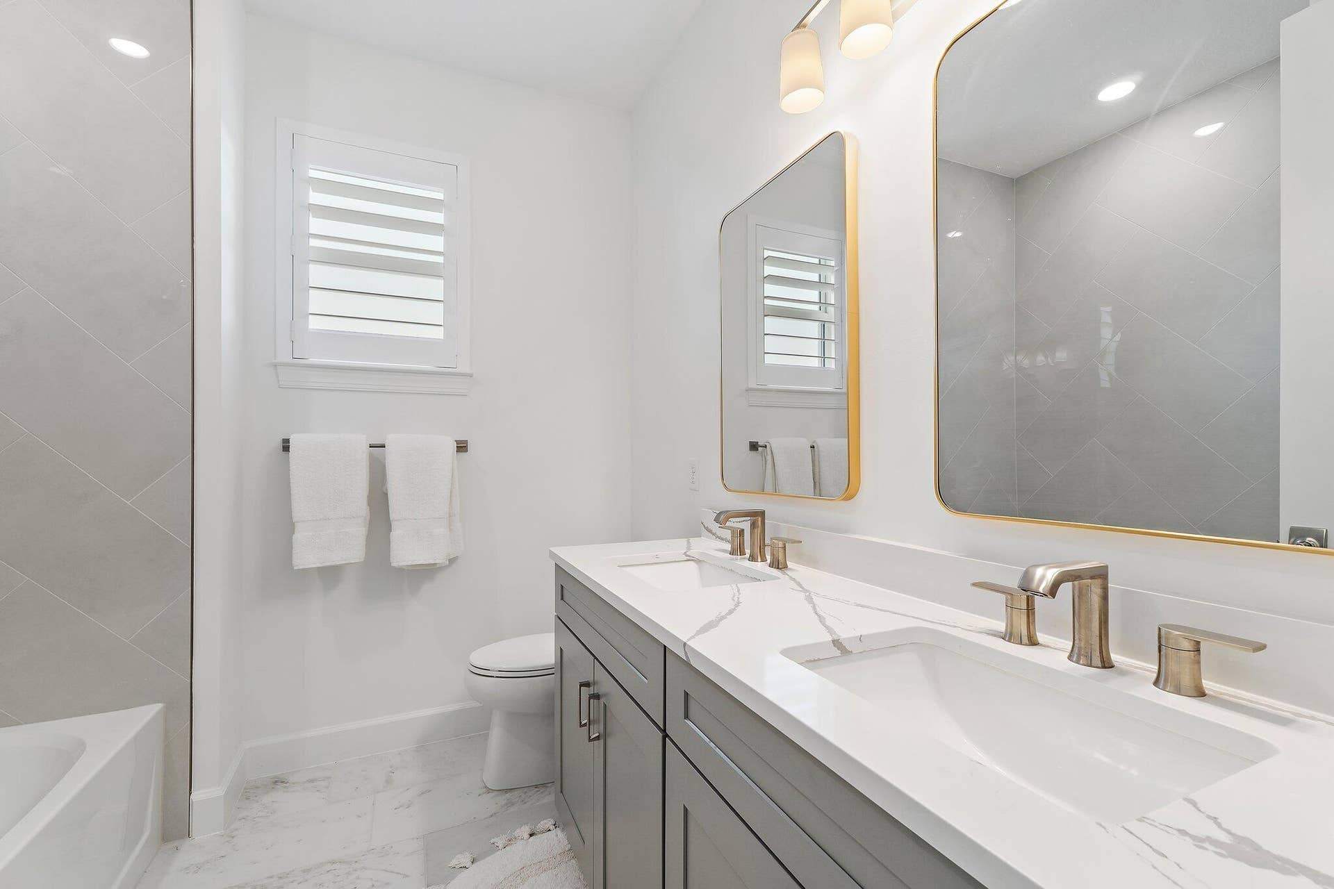20065 SE Bridgewater Drive, Jupiter, FL 33458 2nd FL Guest Bath