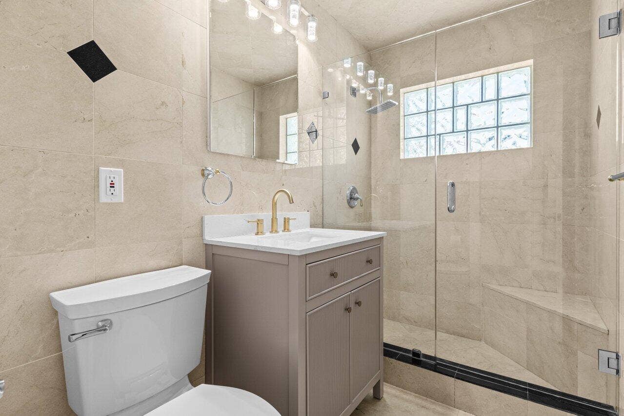 Guest Room 1 Bathroom
