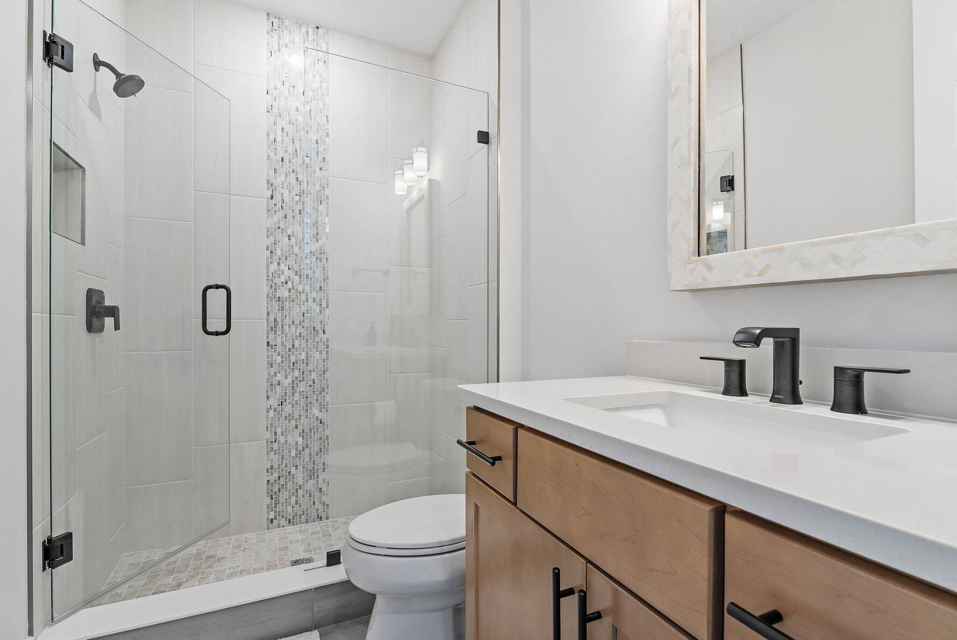 20049 SE Bridgewater Drive, Jupiter, FL 33458 2nd FL Guest Bath