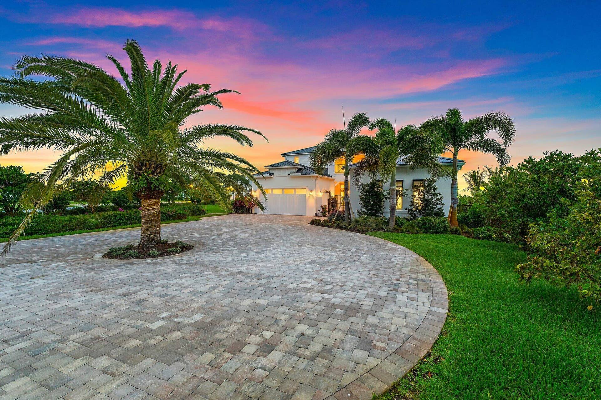 20049 SE Bridgewater Drive, Jupiter, FL 33458 Front Motor Court