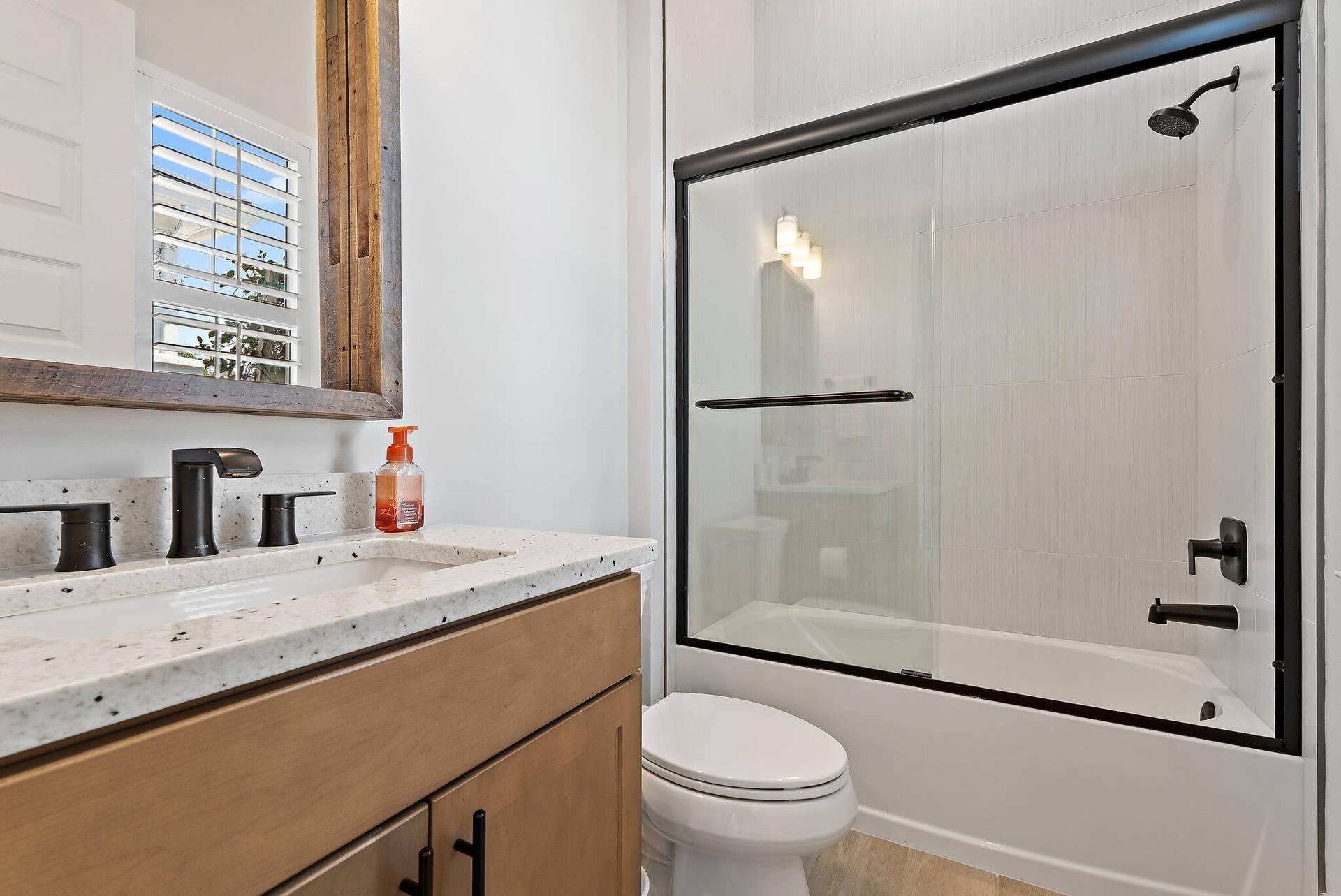 20049 SE Bridgewater Drive, Jupiter, FL 33458 1st FL Guest Bath