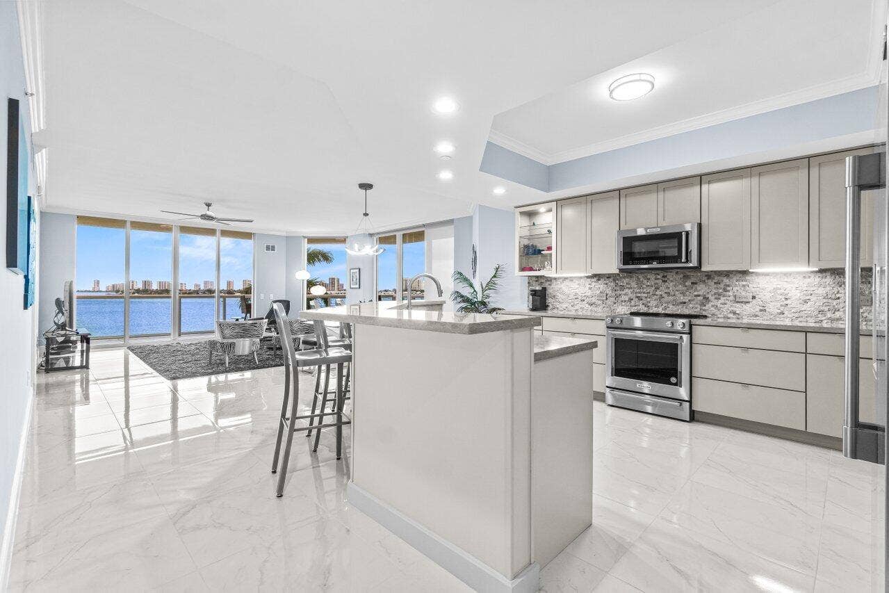 Bright & Open Kitchen