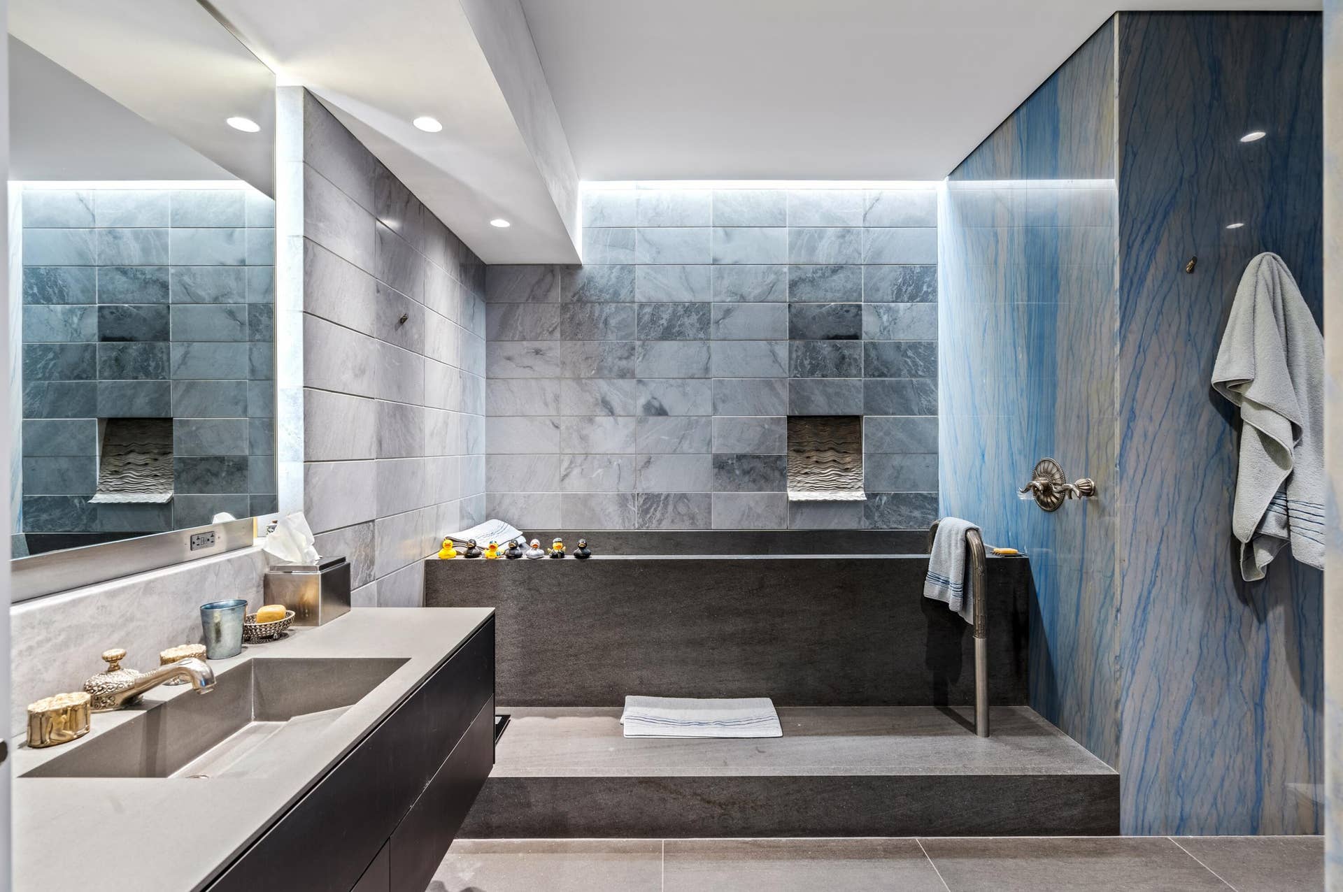 2 N Breakers Row, #N25, Palm Beach, FL 33480 mls_PRIMARY_BATHROOM_TUB_DETAIL_DT