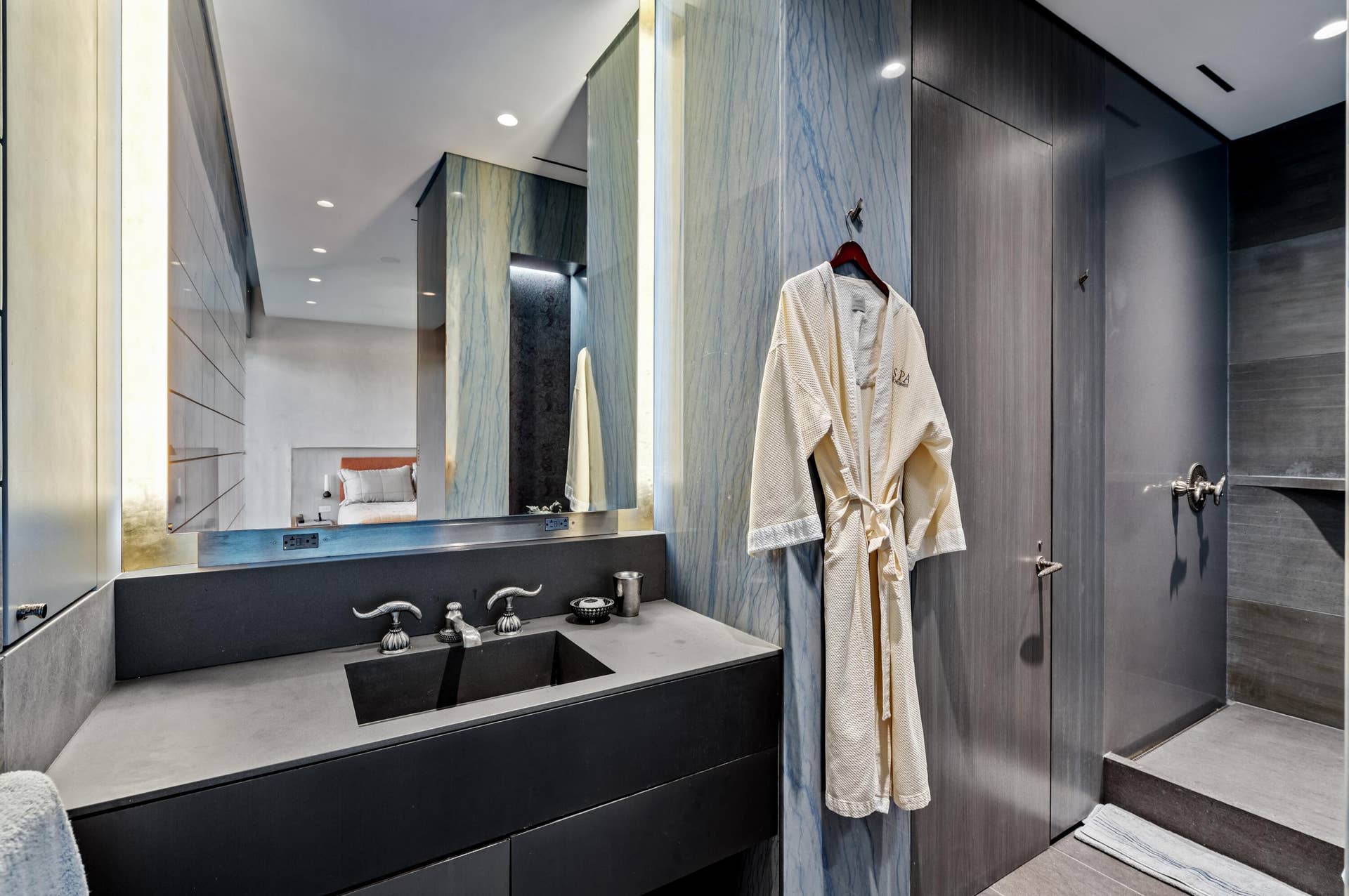 2 N Breakers Row, #N25, Palm Beach, FL 33480 mls_BATHROOM_2_VANITY_DT