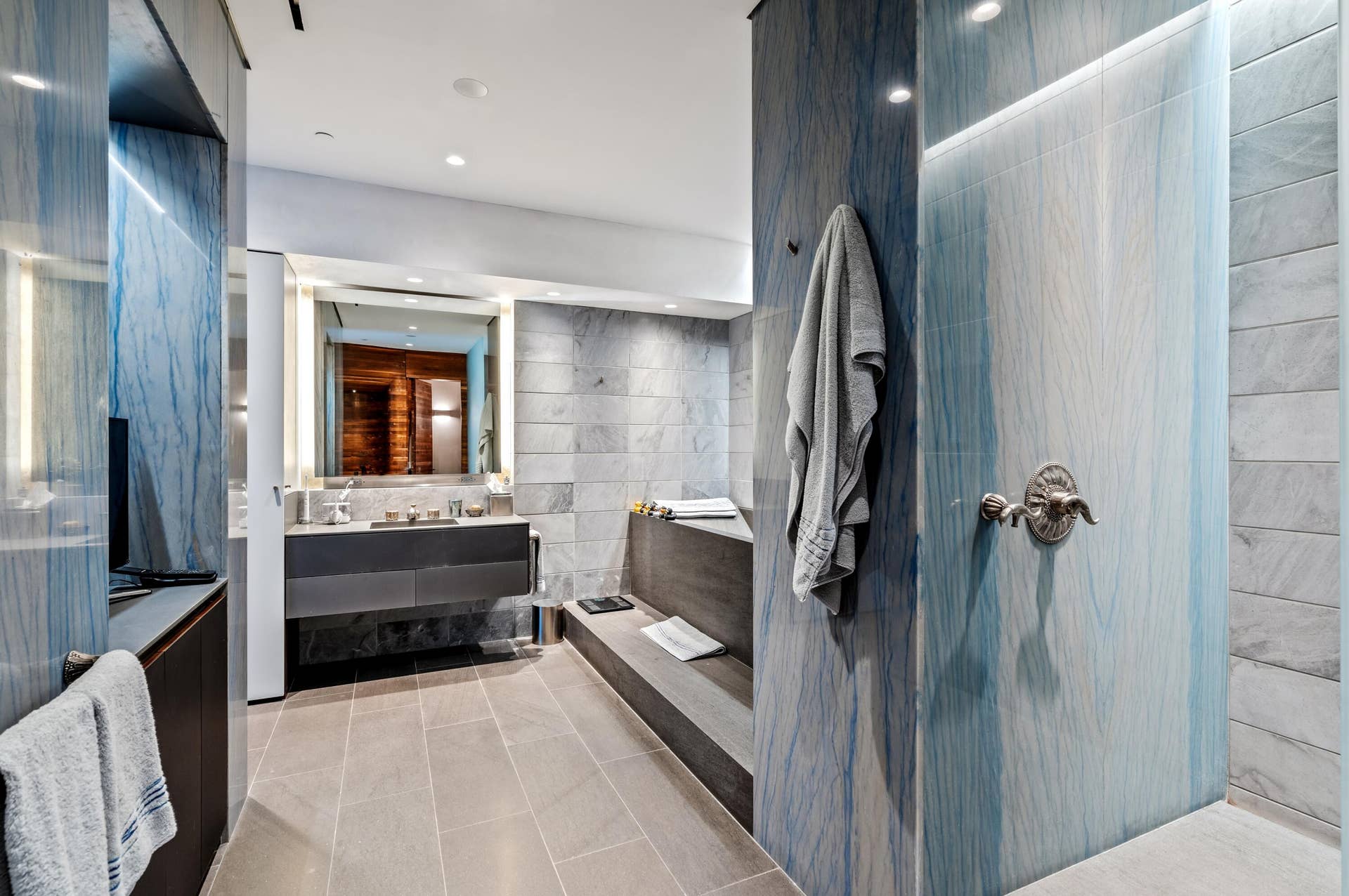 2 N Breakers Row, #N25, Palm Beach, FL 33480 mls_PRIMARY_BATHROOM_1_DT