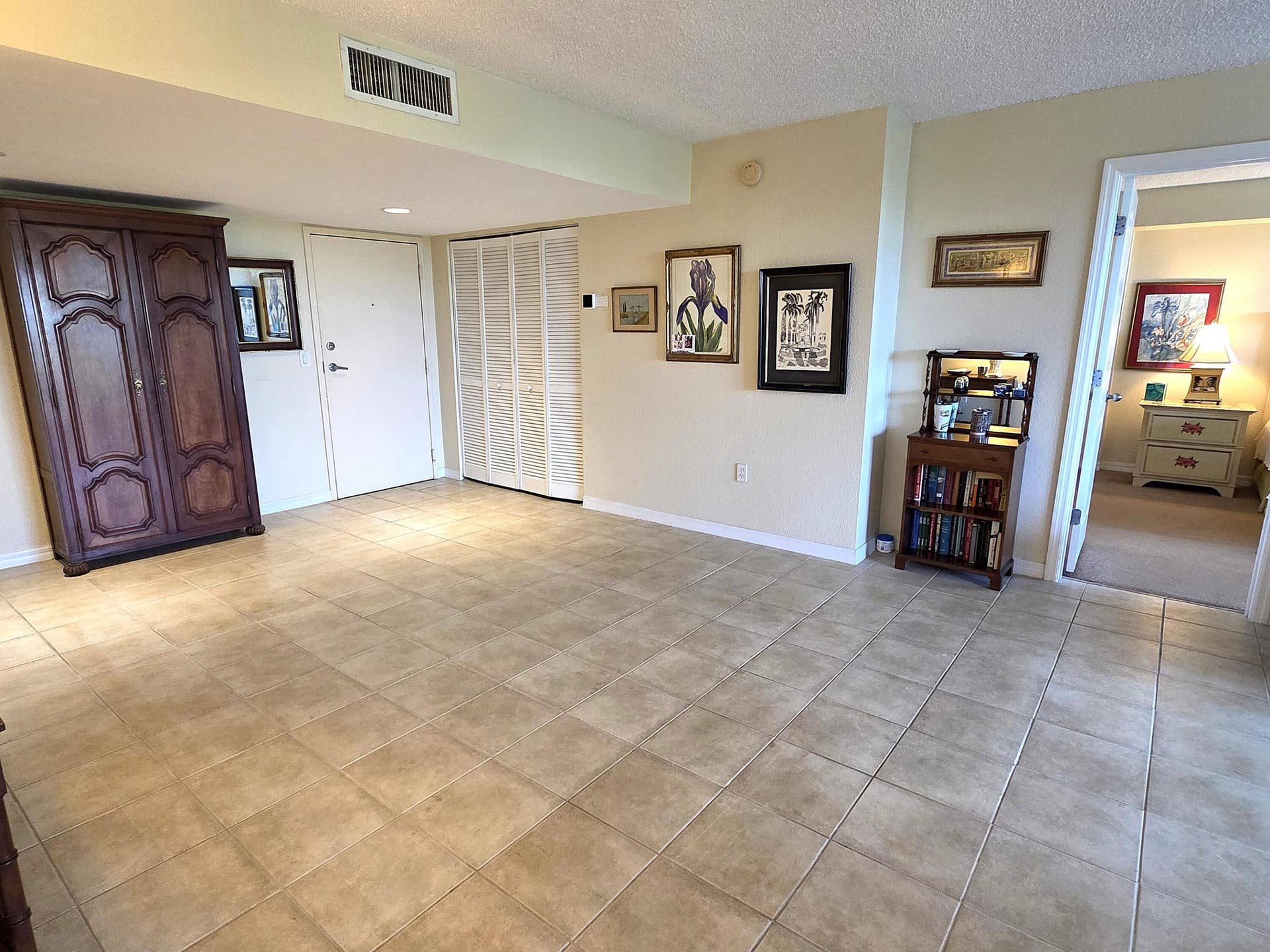 2560 S Ocean Boulevard, #416, Palm Beach, FL 33480 Livingroom and Dining Areas
