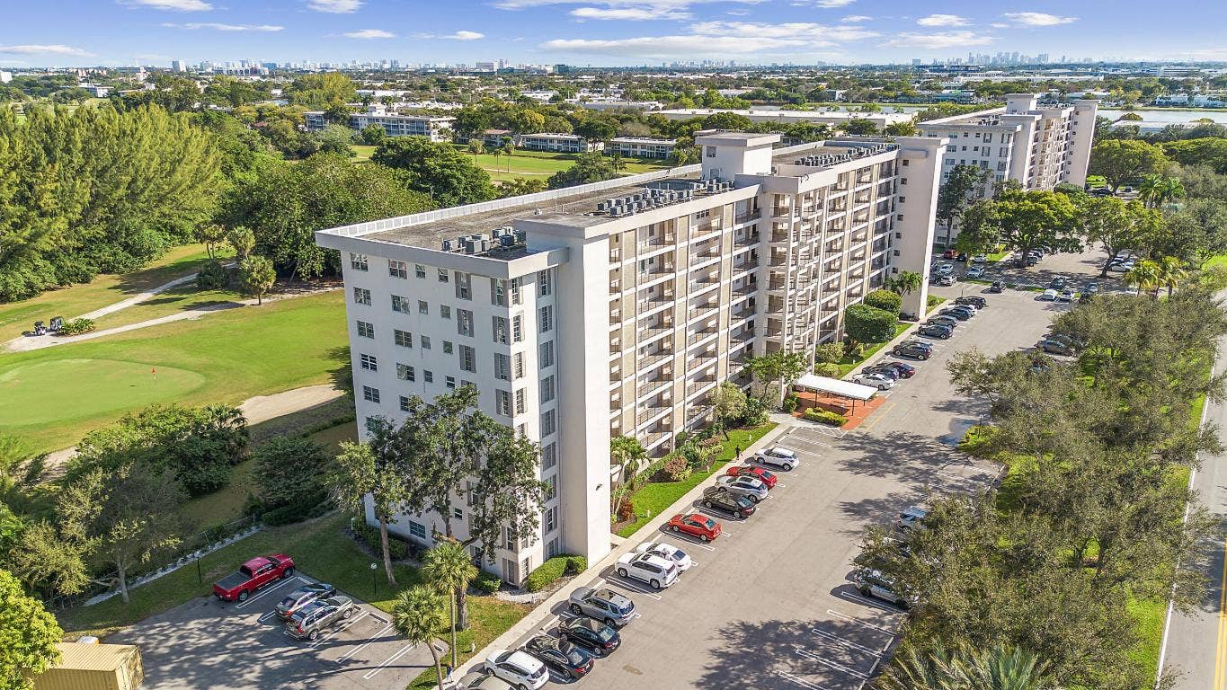 3250 N Palm Aire Drive, #904, Pompano Beach, FL 33069