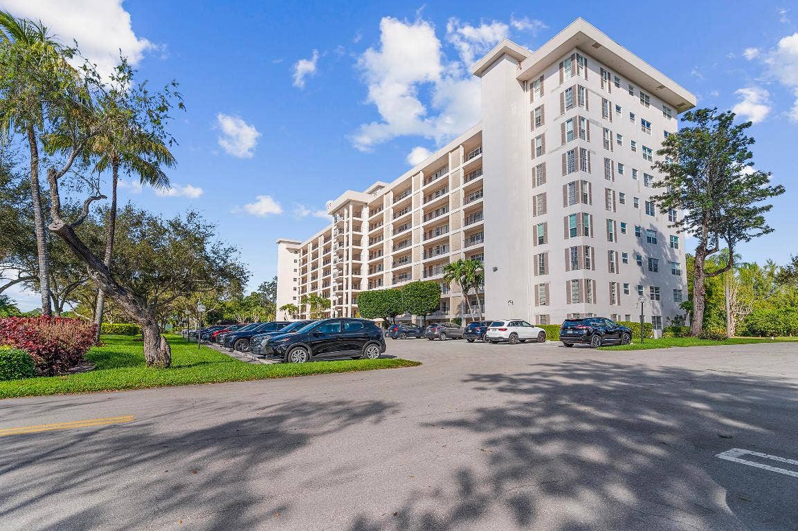 3250 N Palm Aire Drive, #904, Pompano Beach, FL 33069