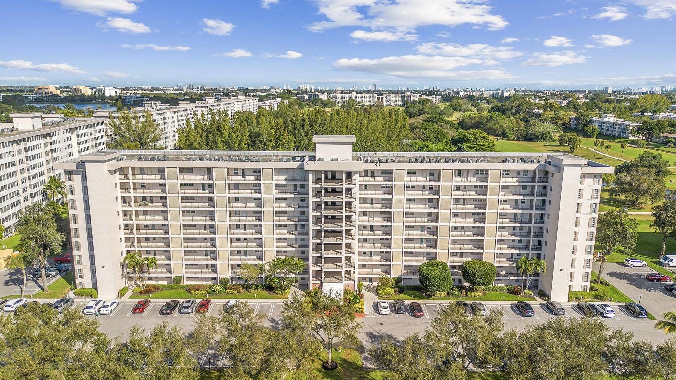 3250 N Palm Aire Drive, #904, Pompano Beach, FL 33069