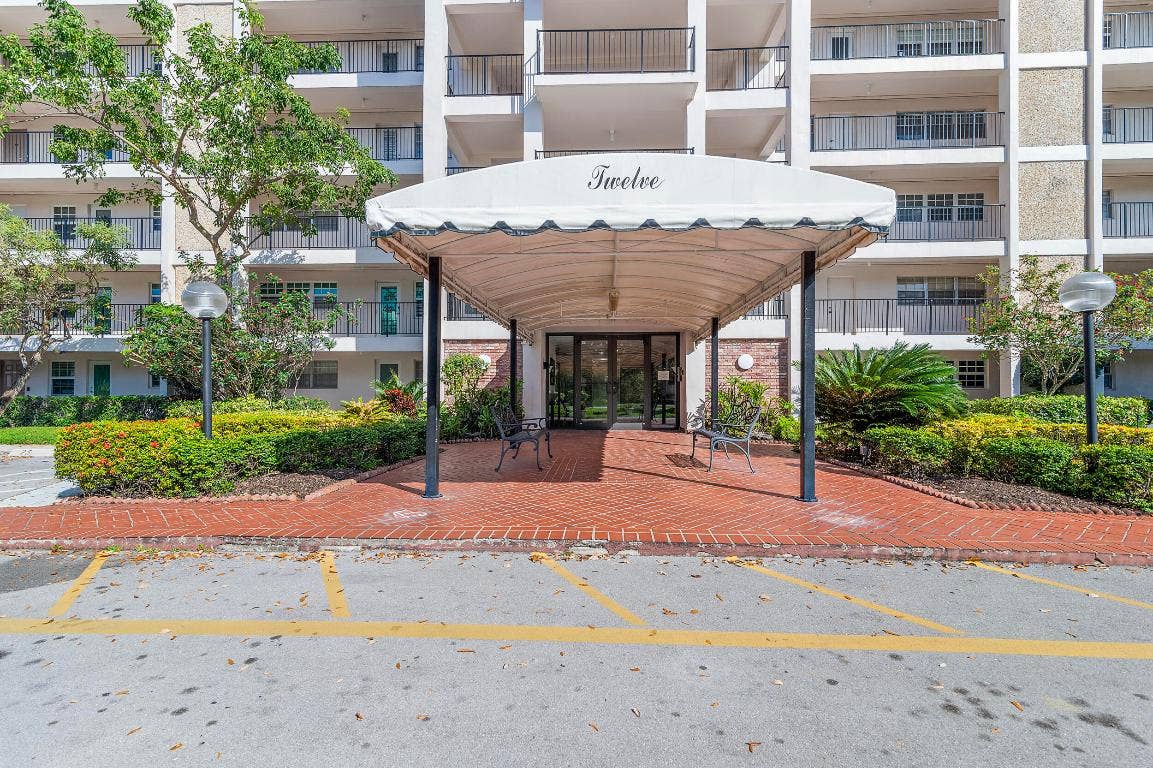 3250 N Palm Aire Drive, #904, Pompano Beach, FL 33069
