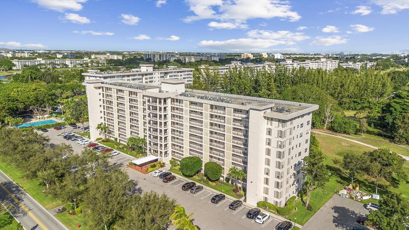 3250 N Palm Aire Drive, #904, Pompano Beach, FL 33069