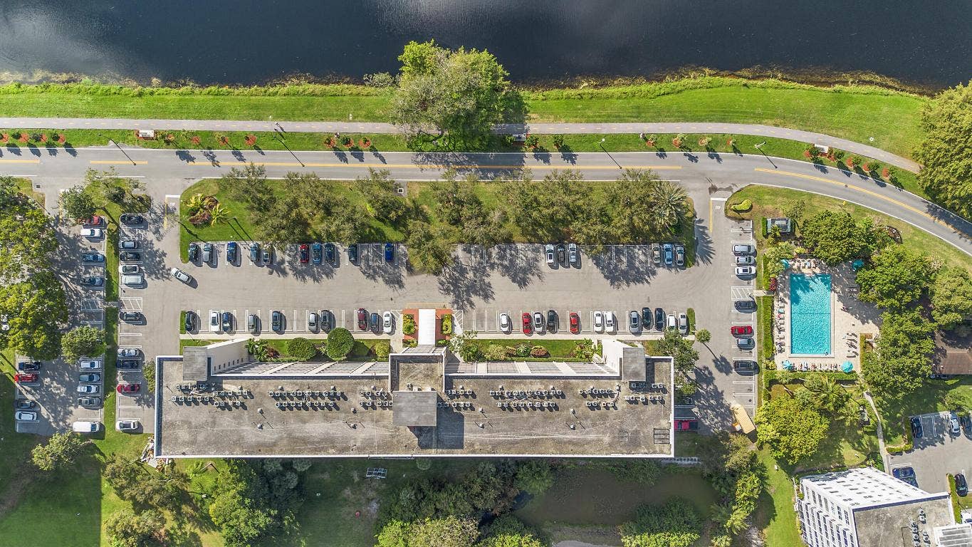 3250 N Palm Aire Drive, #904, Pompano Beach, FL 33069