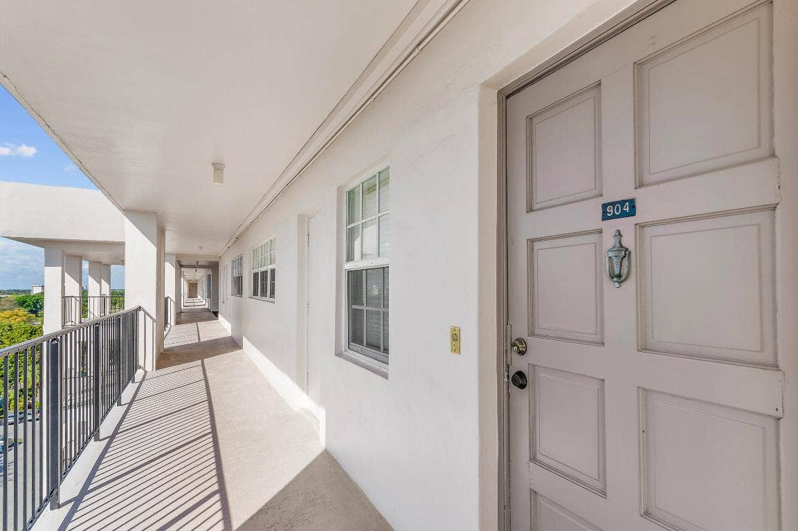 3250 N Palm Aire Drive, #904, Pompano Beach, FL 33069