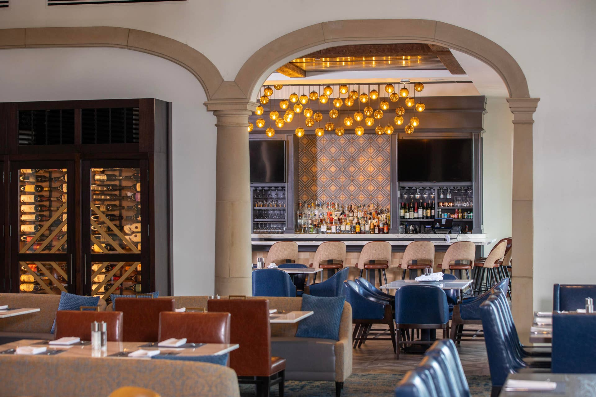 274 Tresana Boulevard, #132, Jupiter, FL 33478 12-Sway Dining Bar